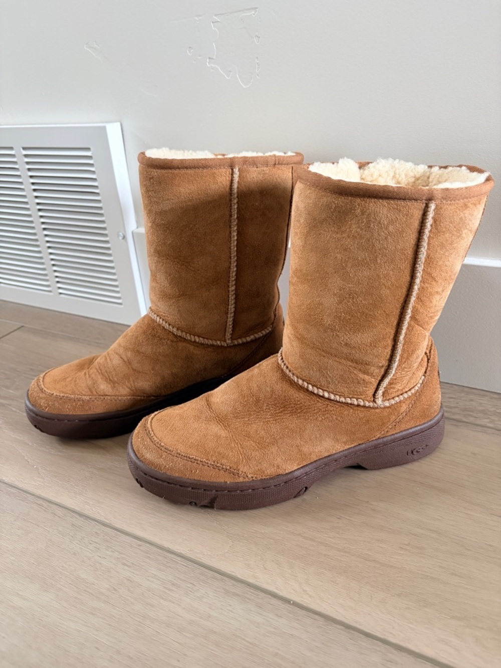 UGG Ultimate Short 5275 Chestnut Suede Sheepskin Boots Women’s 7